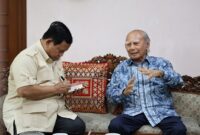 Presiden RI Prabowo Subianto saat mengunjungi mantan Menteri Negara Pengawasan Pembangunan dan Lingkungan Hidup (PPLH) Emil Salim. (Dok. Tim Media Prabowo)