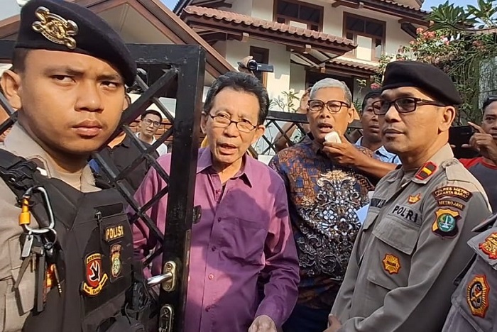 Pemilik Bank Centris International, Andri Tedjadharma mempertahan rumahnya saat akan disita Satgas Bantuan Likuiditas Bank Indonesia (BLBI) melalui Kantor Pelayanan Kekayaan Negara dan Lelang (KPKNL). (Dok. Ist)