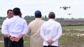 Presiden Prabowo Subianto melakukan kunjungan kerja di Provinsi Sumatera Selatan (Sumsel) yang didampingi oleh Menteri Pertanian Andi Amran Sulaiman. (Dok. Biro Pers, Media, dan Informasi Sekretariat Presiden)