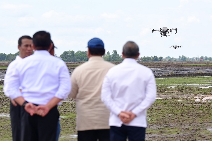 Presiden Prabowo Subianto melakukan kunjungan kerja di Provinsi Sumatera Selatan (Sumsel) yang didampingi oleh Menteri Pertanian Andi Amran Sulaiman. (Dok. Biro Pers, Media, dan Informasi Sekretariat Presiden)