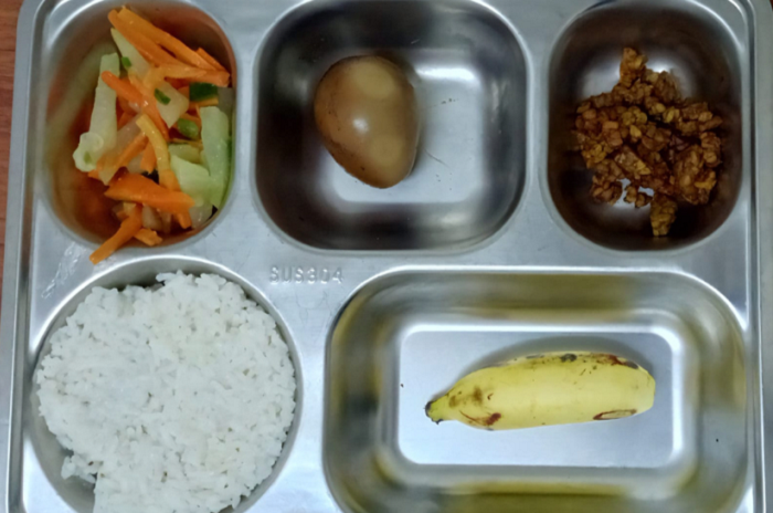 4. BGN bersama Dinas Kesehatan memeriksa sampel makanan MBG di Sorong sebagai tindak lanjut insiden. (Dok. bgn.go.id)