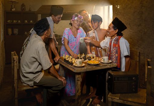 Sebuah keluarga Indonesia berbagi tawa dan cerita di meja makan, jauh dari gangguan gawai. Momen sederhana seperti ini krusial untuk membangun kembali kehangatan dan kedekatan emosional di tengah hiruk pikuk kehidupan modern.