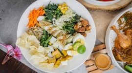 Hidangan sehat tidak harus hambar. Dengan pilihan bahan cerdas dan metode memasak yang tepat, sajian khas Indonesia bisa tampil lebih bernutrisi tanpa kehilangan cita rasa autentiknya.