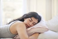 Tidur berkualitas bukan kemewahan, melainkan kebutuhan biologis mendasar yang menentukan ketajaman fungsi otak dan kemampuan pengambilan keputusan seseorang sepanjang hari. Penelitian menunjukkan bahwa kualitas tidur dalam — bukan sekadar durasi — menjadi penentu utama kesehatan kognitif jangka panjang.