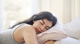 Tidur berkualitas bukan kemewahan, melainkan kebutuhan biologis mendasar yang menentukan ketajaman fungsi otak dan kemampuan pengambilan keputusan seseorang sepanjang hari. Penelitian menunjukkan bahwa kualitas tidur dalam — bukan sekadar durasi — menjadi penentu utama kesehatan kognitif jangka panjang.