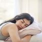Tidur berkualitas bukan kemewahan, melainkan kebutuhan biologis mendasar yang menentukan ketajaman fungsi otak dan kemampuan pengambilan keputusan seseorang sepanjang hari. Penelitian menunjukkan bahwa kualitas tidur dalam — bukan sekadar durasi — menjadi penentu utama kesehatan kognitif jangka panjang.
