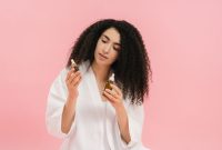 Seorang wanita sedang meditasi dengan kulit wajah terlihat sehat dan glowing, menggambarkan esensi perawatan holistik yang memadukan ketenangan batin dengan kesehatan kulit. Gambar ini merefleksikan pentingnya keseimbangan pikiran dan tubuh untuk mencapai kecantikan sejati yang terpancar dari dalam.