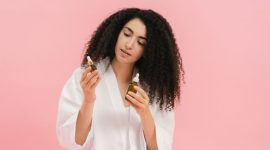 Seorang wanita sedang meditasi dengan kulit wajah terlihat sehat dan glowing, menggambarkan esensi perawatan holistik yang memadukan ketenangan batin dengan kesehatan kulit. Gambar ini merefleksikan pentingnya keseimbangan pikiran dan tubuh untuk mencapai kecantikan sejati yang terpancar dari dalam.