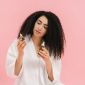 Seorang wanita sedang meditasi dengan kulit wajah terlihat sehat dan glowing, menggambarkan esensi perawatan holistik yang memadukan ketenangan batin dengan kesehatan kulit. Gambar ini merefleksikan pentingnya keseimbangan pikiran dan tubuh untuk mencapai kecantikan sejati yang terpancar dari dalam.