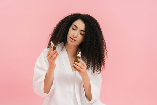 Seorang wanita sedang meditasi dengan kulit wajah terlihat sehat dan glowing, menggambarkan esensi perawatan holistik yang memadukan ketenangan batin dengan kesehatan kulit. Gambar ini merefleksikan pentingnya keseimbangan pikiran dan tubuh untuk mencapai kecantikan sejati yang terpancar dari dalam.