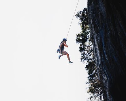 Seorang wanita terlihat tenang menghadapi terpaan angin kencang di puncak gunung, merepresentasikan ketangguhan mental yang diperlukan untuk menghadapi ketidakpastian hidup. Gambar ini menunjukkan bahwa dengan pola pikir yang tepat, setiap individu mampu menghadapi tantangan dengan ketenangan dan kekuatan batin.