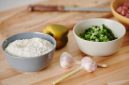 Wanita sedang menyiapkan bahan-bahan segar seperti sayuran dan buah-buahan di dapur yang bersih, menunjukkan proses awal untuk membuat hidangan sehat dan lezat di rumah. Pemandangan ini menginspirasi untuk memulai kebiasaan memasak sehat demi gaya hidup yang lebih baik.