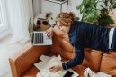 Seorang wanita terlihat sedang menyeimbangkan berbagai elemen pekerjaan dan kehidupan pribadinya, menggambarkan tantangan dalam mencapai produktivitas optimal tanpa mengalami *burnout*. Ini merefleksikan pentingnya manajemen energi dan strategi kerja cerdas di tengah tuntutan karier yang terus meningkat.