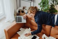 Seorang wanita terlihat sedang menyeimbangkan berbagai elemen pekerjaan dan kehidupan pribadinya, menggambarkan tantangan dalam mencapai produktivitas optimal tanpa mengalami *burnout*. Ini merefleksikan pentingnya manajemen energi dan strategi kerja cerdas di tengah tuntutan karier yang terus meningkat.