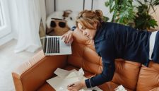 Seorang wanita terlihat sedang menyeimbangkan berbagai elemen pekerjaan dan kehidupan pribadinya, menggambarkan tantangan dalam mencapai produktivitas optimal tanpa mengalami *burnout*. Ini merefleksikan pentingnya manajemen energi dan strategi kerja cerdas di tengah tuntutan karier yang terus meningkat.