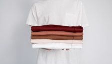 Seorang wanita mengenakan busana bergaya minimalis dengan siluet bersih dan warna netral yang elegan, dipadukan dengan aksesori yang menampilkan sentuhan etnik Indonesia yang kaya, mencerminkan tren fashion terkini. Pakaian ini menonjolkan perpaduan harmonis antara kesederhanaan modern dan kekayaan budaya lokal yang kini mendunia.