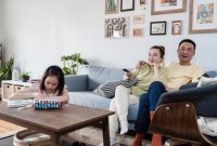Sebuah keluarga menikmati makan malam bersama dengan gawai diletakkan jauh, fokus pada percakapan dan tawa yang hangat, menunjukkan momen kebersamaan yang autentik. Interaksi ini sangat penting untuk membangun ikatan emosional yang kuat di tengah kesibukan sehari-hari.