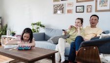 Sebuah keluarga menikmati makan malam bersama dengan gawai diletakkan jauh, fokus pada percakapan dan tawa yang hangat, menunjukkan momen kebersamaan yang autentik. Interaksi ini sangat penting untuk membangun ikatan emosional yang kuat di tengah kesibukan sehari-hari.