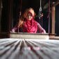 Model mengenakan busana yang memadukan tenun ikat tradisional Indonesia dengan desain kontemporer, merefleksikan tren mode 2026 yang mengedepankan keberlanjutan dan identitas lokal. Pilihan material ramah lingkungan dan sentuhan estetika retro menambah dimensi baru pada koleksi yang relevan untuk gaya hidup modern.