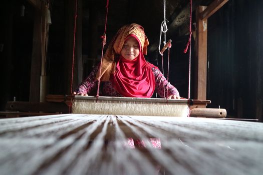 Model mengenakan busana yang memadukan tenun ikat tradisional Indonesia dengan desain kontemporer, merefleksikan tren mode 2026 yang mengedepankan keberlanjutan dan identitas lokal. Pilihan material ramah lingkungan dan sentuhan estetika retro menambah dimensi baru pada koleksi yang relevan untuk gaya hidup modern.