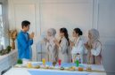 Berbagai bentuk anyaman ketupat yang siap direbus, menunjukkan keindahan seni kerajinan tangan tradisional Indonesia yang sarat makna dan menjadi simbol perayaan Lebaran. Anyaman janur yang rapi ini melambangkan kekayaan budaya dan kebersamaan yang selalu hadir dalam setiap hidangan ketupat.