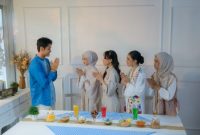 Berbagai bentuk anyaman ketupat yang siap direbus, menunjukkan keindahan seni kerajinan tangan tradisional Indonesia yang sarat makna dan menjadi simbol perayaan Lebaran. Anyaman janur yang rapi ini melambangkan kekayaan budaya dan kebersamaan yang selalu hadir dalam setiap hidangan ketupat.