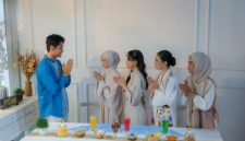 Berbagai bentuk anyaman ketupat yang siap direbus, menunjukkan keindahan seni kerajinan tangan tradisional Indonesia yang sarat makna dan menjadi simbol perayaan Lebaran. Anyaman janur yang rapi ini melambangkan kekayaan budaya dan kebersamaan yang selalu hadir dalam setiap hidangan ketupat.