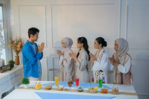 Berbagai bentuk anyaman ketupat yang siap direbus, menunjukkan keindahan seni kerajinan tangan tradisional Indonesia yang sarat makna dan menjadi simbol perayaan Lebaran. Anyaman janur yang rapi ini melambangkan kekayaan budaya dan kebersamaan yang selalu hadir dalam setiap hidangan ketupat.