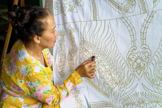 Seorang model mengenakan blus batik kontemporer dengan motif geometris yang cerah, memadukan tradisi dan gaya modern, menunjukkan bagaimana batik telah berevolusi menjadi bagian integral dari fesyen sehari-hari anak muda urban.