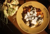 Anyaman ketupat yang indah ini tidak hanya mengenyangkan, tetapi juga menyimpan filosofi mendalam tentang kebersamaan dan kesucian yang selalu dirayakan dalam setiap momen istimewa. Ketupat yang telah matang sempurna siap disantap bersama berbagai hidangan lezat.