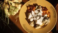Anyaman ketupat yang indah ini tidak hanya mengenyangkan, tetapi juga menyimpan filosofi mendalam tentang kebersamaan dan kesucian yang selalu dirayakan dalam setiap momen istimewa. Ketupat yang telah matang sempurna siap disantap bersama berbagai hidangan lezat.