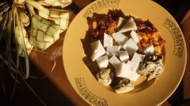 Anyaman ketupat yang indah ini tidak hanya mengenyangkan, tetapi juga menyimpan filosofi mendalam tentang kebersamaan dan kesucian yang selalu dirayakan dalam setiap momen istimewa. Ketupat yang telah matang sempurna siap disantap bersama berbagai hidangan lezat.