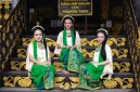Sebuah Rumah Bubungan Tinggi khas suku Banjar di Kalimantan Selatan yang berdiri megah, menampilkan keindahan arsitektur tradisional dengan atapnya yang menjulang tinggi, mencerminkan identitas budaya yang kaya dan unik.