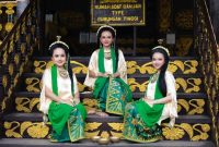 Sebuah Rumah Bubungan Tinggi khas suku Banjar di Kalimantan Selatan yang berdiri megah, menampilkan keindahan arsitektur tradisional dengan atapnya yang menjulang tinggi, mencerminkan identitas budaya yang kaya dan unik.