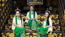 Sebuah Rumah Bubungan Tinggi khas suku Banjar di Kalimantan Selatan yang berdiri megah, menampilkan keindahan arsitektur tradisional dengan atapnya yang menjulang tinggi, mencerminkan identitas budaya yang kaya dan unik.