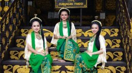Sebuah Rumah Bubungan Tinggi khas suku Banjar di Kalimantan Selatan yang berdiri megah, menampilkan keindahan arsitektur tradisional dengan atapnya yang menjulang tinggi, mencerminkan identitas budaya yang kaya dan unik.