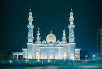 Masjid Sultan Suriansyah, masjid tertua di Kalimantan Selatan, berdiri megah sebagai saksi bisu kejayaan dan pusat peradaban Kesultanan Banjar di masa lalu, memancarkan nilai historis dan keagamaan yang mendalam.