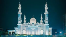 Masjid Sultan Suriansyah, masjid tertua di Kalimantan Selatan, berdiri megah sebagai saksi bisu kejayaan dan pusat peradaban Kesultanan Banjar di masa lalu, memancarkan nilai historis dan keagamaan yang mendalam.