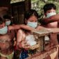 Seorang anak di pedesaan Kalimantan Selatan sedang minum air bersih dari keran umum, yang menunjukkan pentingnya akses terhadap sumber air minum layak untuk mencegah masalah kesehatan seperti stunting. Upaya pemerintah dan komunitas terus digalakkan untuk memastikan setiap keluarga mendapatkan akses sanitasi dan air bersih yang memadai.