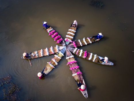 Pemandangan udara Sungai Barito yang berkelok-kelok membelah hutan hujan tropis Kalimantan, menunjukkan betapa vitalnya peran sungai ini sebagai jalur kehidupan dan ekosistem yang kaya. Perahu tradisional terlihat berlayar tenang, menandakan aktivitas sehari-hari masyarakat setempat.