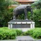 Ilustrasi istana Kesultanan Banjar yang megah pada masa kejayaannya, menunjukkan detail arsitektur khas daerah serta aktivitas kehidupan di sekitarnya. Gambar ini menggambarkan pusat kekuasaan dan kebudayaan yang pernah menjadi kebanggaan masyarakat Kalimantan Selatan.