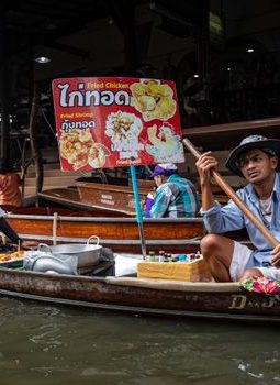 Mengarungi Arus Waktu: Pesona Budaya Pasar Terapung Kalimantan yang Abadi