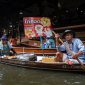 Pemandangan hidup pasar terapung di Kalimantan, di mana perahu-perahu tradisional dipenuhi hasil bumi segar berinteraksi dengan pembeli di tengah aliran sungai. Ini adalah cerminan otentik dari kehidupan sehari-hari dan warisan budaya yang tak ternilai harganya.