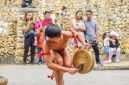 Peserta Senam Baiman tersenyum ceria sambil melakukan gerakan energik diiringi musik tradisional Banjar, menunjukkan harmoni antara kebugaran fisik dan pelestarian budaya lokal.
