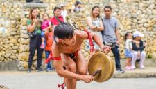 Peserta Senam Baiman tersenyum ceria sambil melakukan gerakan energik diiringi musik tradisional Banjar, menunjukkan harmoni antara kebugaran fisik dan pelestarian budaya lokal.