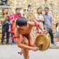 Peserta Senam Baiman tersenyum ceria sambil melakukan gerakan energik diiringi musik tradisional Banjar, menunjukkan harmoni antara kebugaran fisik dan pelestarian budaya lokal.