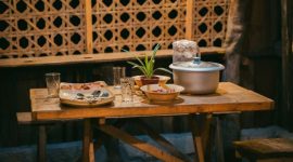 Semangkuk Soto Banjar hangat disajikan dengan ketupat dan irisan telur bebek, siap memanjakan lidah dengan kekayaan rempah khas Kalimantan Selatan. Hidangan berkuah kuning bening ini menawarkan perpaduan gurih dan segar yang memikat setiap penikmatnya.