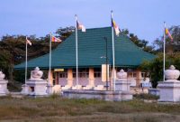 Para peziarah berkumpul di area makam Datu Mabrur di Martapura, Kalimantan Selatan, merasakan aura spiritual dan menghormati warisan seorang ulama besar yang kisahnya tetap abadi dalam ingatan masyarakat. Suasana khusyuk ini menunjukkan kuatnya ikatan budaya dan spiritual masyarakat setempat terhadap legenda tersebut.