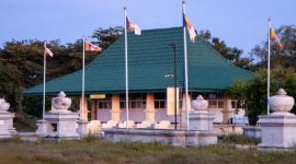 Para peziarah berkumpul di area makam Datu Mabrur di Martapura, Kalimantan Selatan, merasakan aura spiritual dan menghormati warisan seorang ulama besar yang kisahnya tetap abadi dalam ingatan masyarakat. Suasana khusyuk ini menunjukkan kuatnya ikatan budaya dan spiritual masyarakat setempat terhadap legenda tersebut.