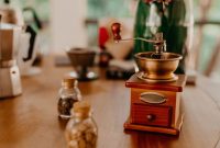 Seorang petani kopi dengan bangga memegang hasil panen biji kopi yang baru dipetik di salah satu perkebunan kopi di Indonesia, menggambarkan dedikasi dan kerja keras di balik setiap cangkir kopi Nusantara. Pemandangan hijau perkebunan yang subur menjadi saksi bisu perjalanan panjang biji kopi berkualitas tinggi ini.